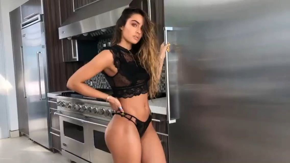 Sommer Ray Sexy (9 Pics + Gifs & Video)