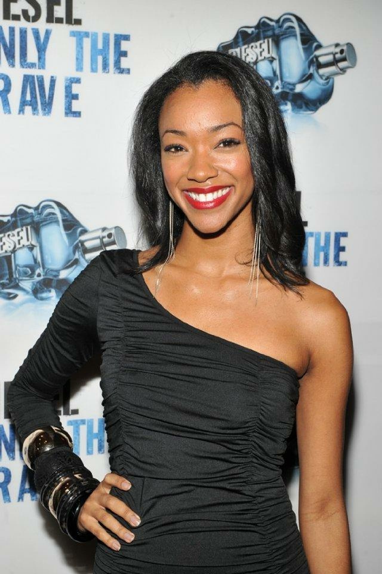 Sonequa Martin-Green Sexy (7 Photos)