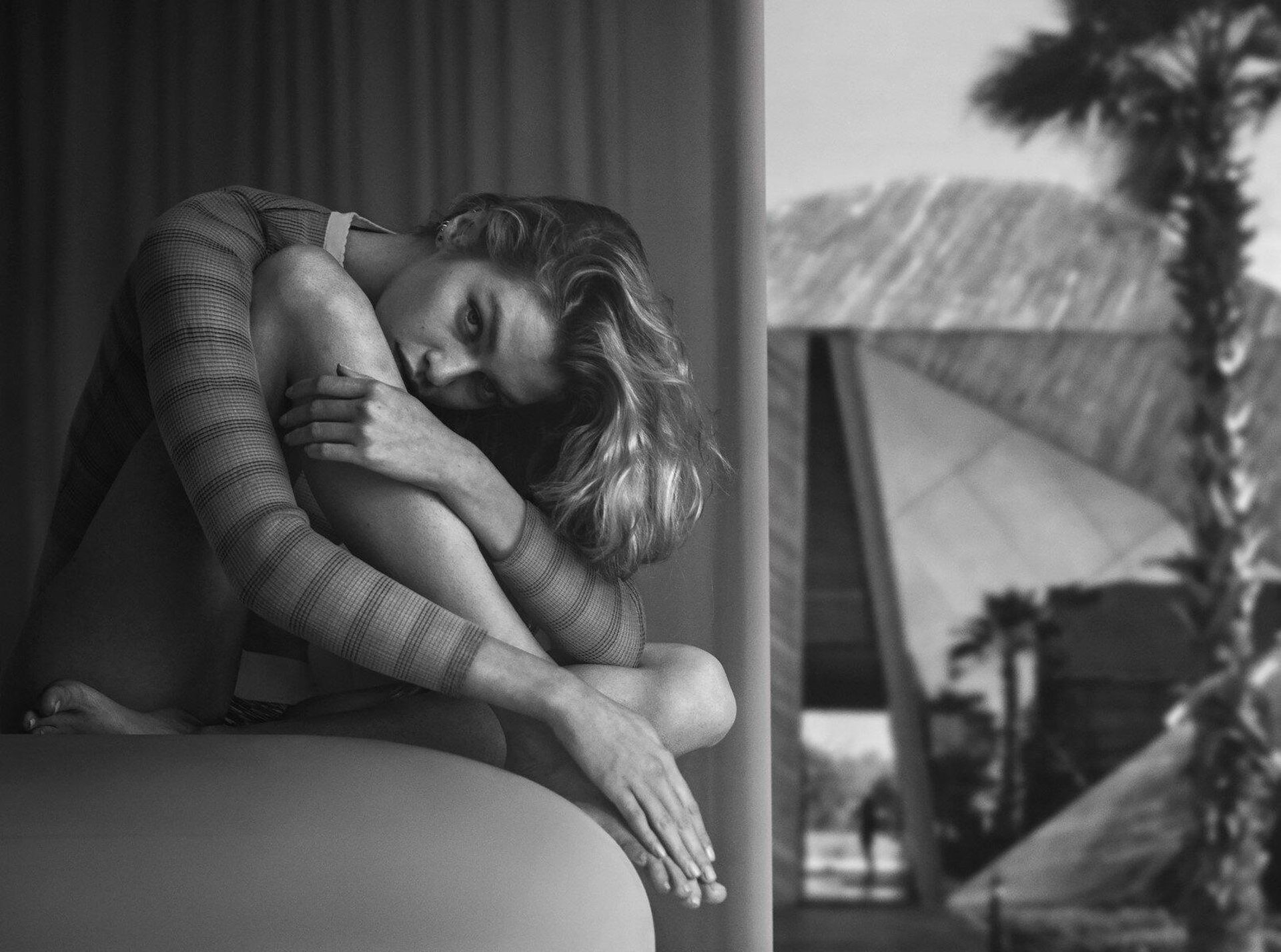 Stella Maxwell Nude & Sexy (7 Photos)