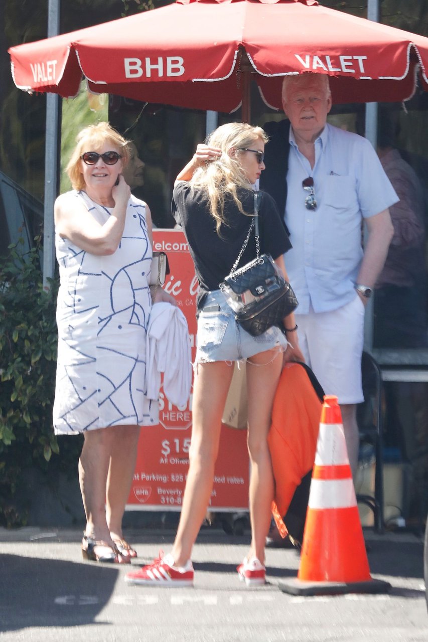 Stella Maxwell Upshorts (52 Photos)