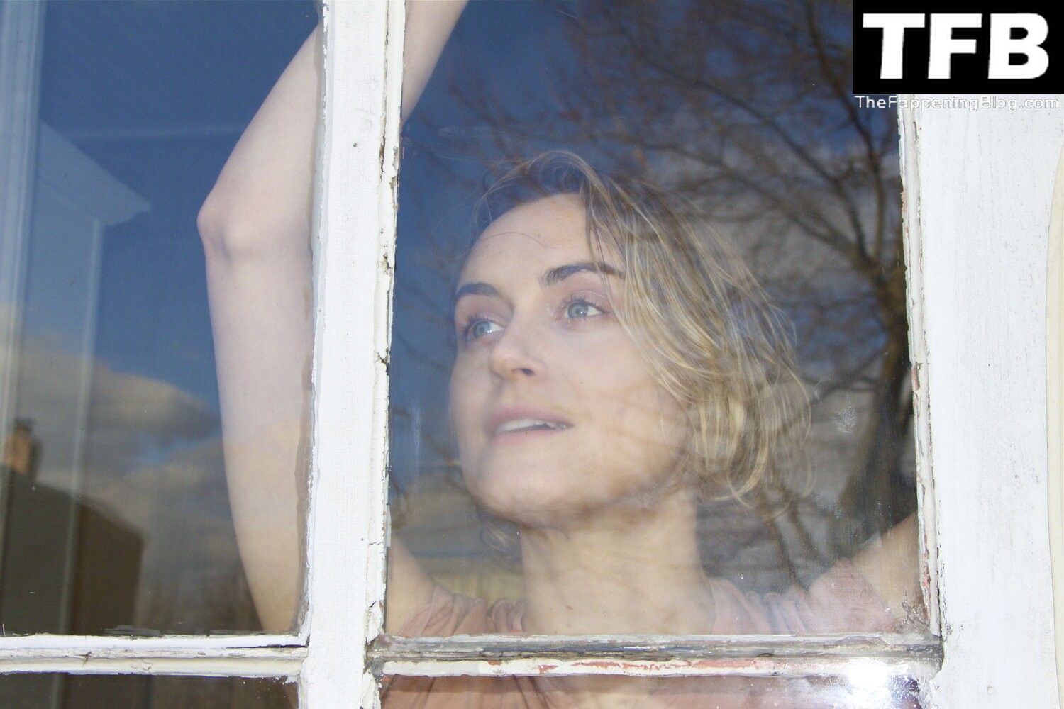 Taylor Schilling Nude & Sexy Collection (20 Photos)