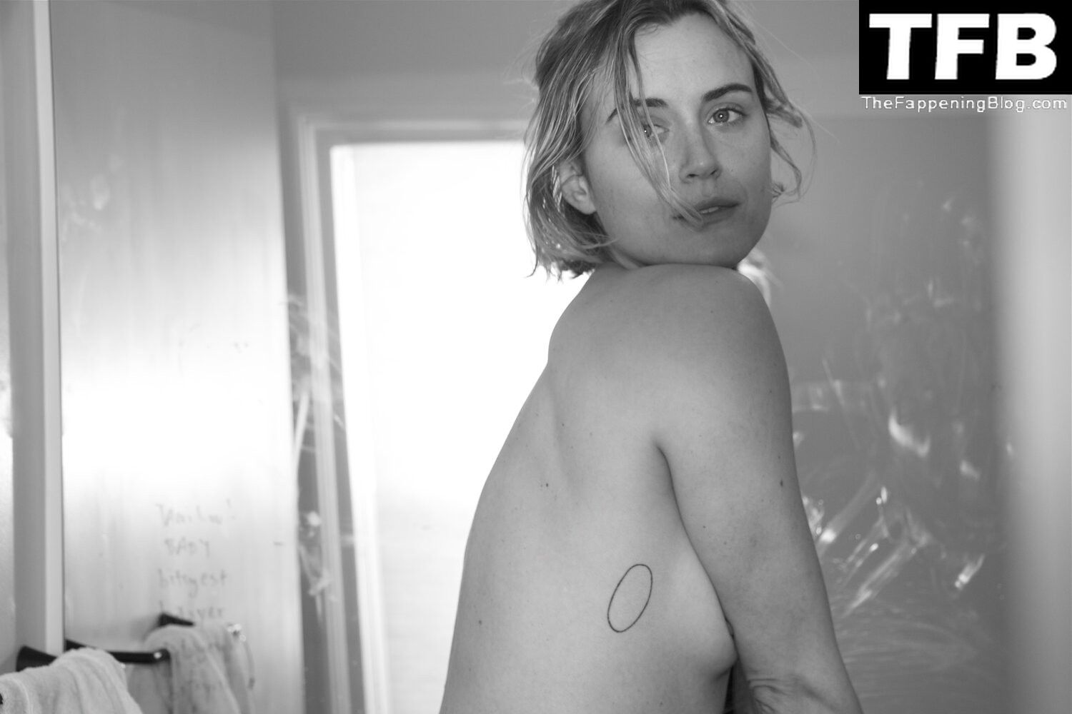 Taylor Schilling Nude & Sexy Collection (20 Photos)