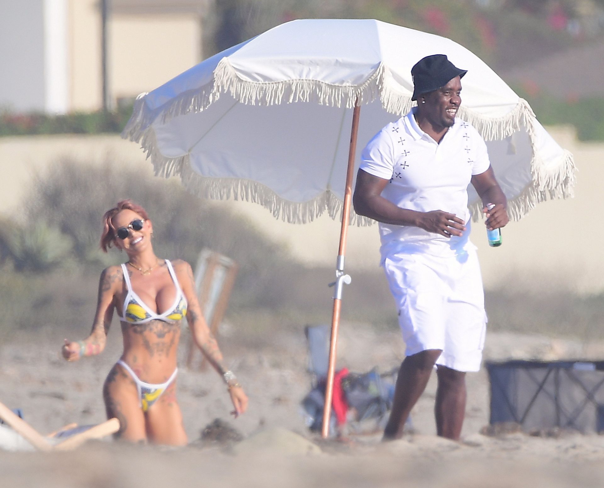 Tina Louise is Seen with Sean Combs D
uring a Romantic Beach Outing in Malibu (94 Photos)