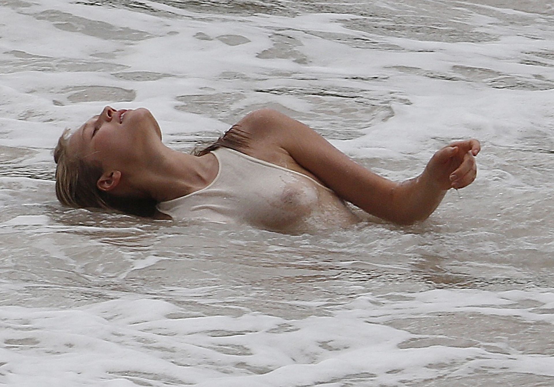 Toni Garrn Shows Her Tits in a Wet Top (9 Photos)