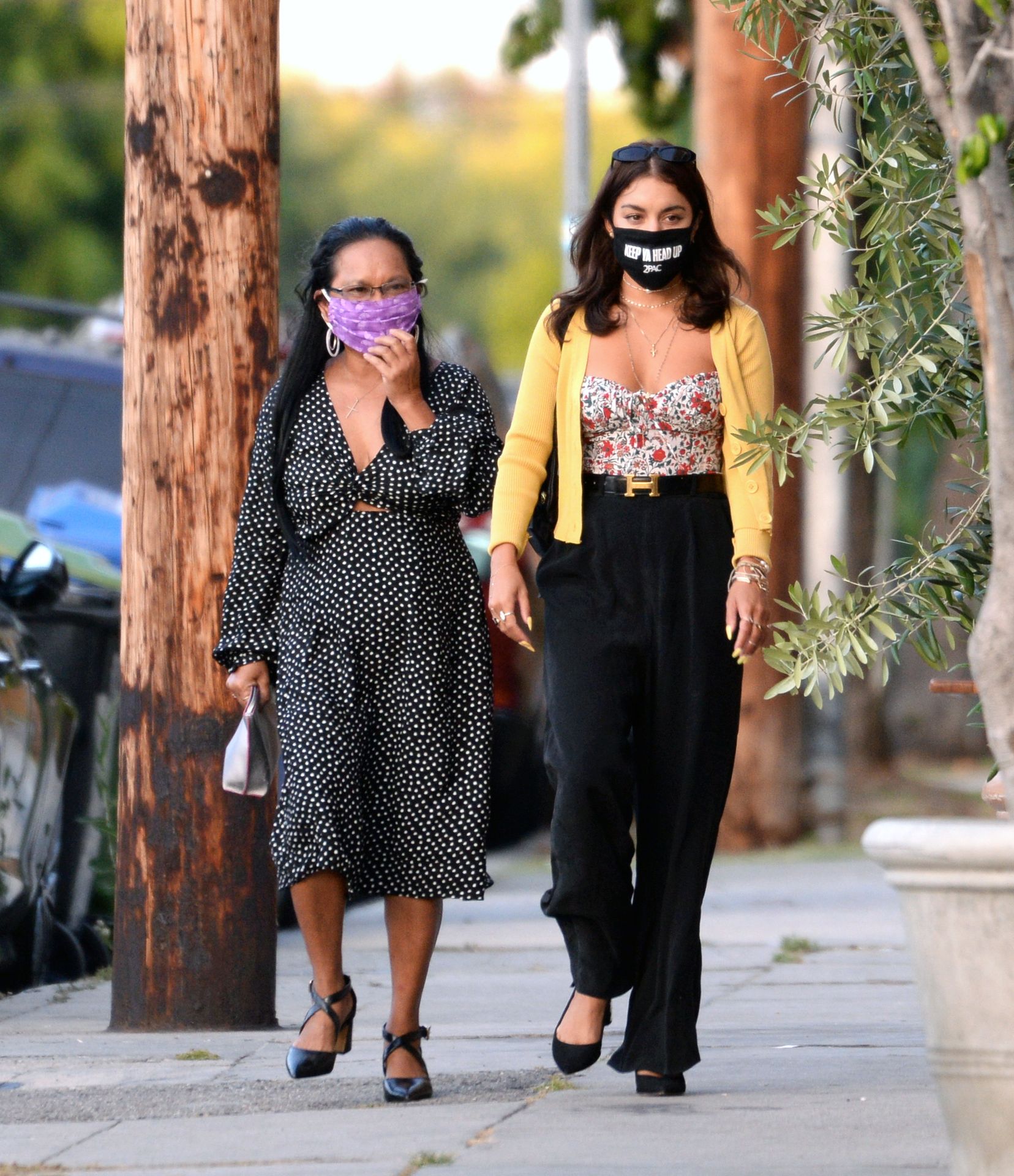 Vanessa Hudgens is afgebeeld met haar moeder in LA (31 Foto's)