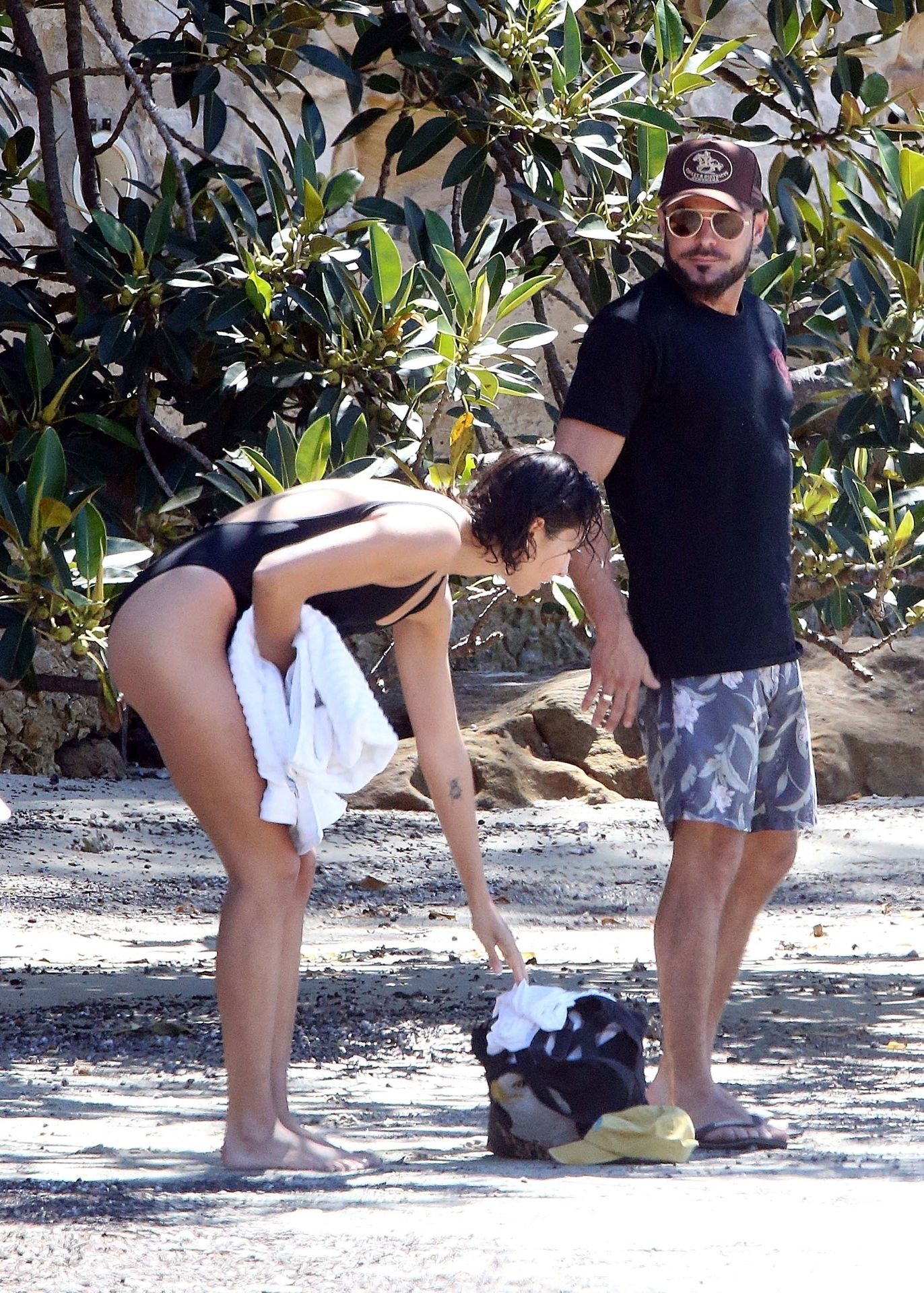Zac Efron Enjoys a Beach Date with Vanessa Valladares in Sydney (78 Photos)