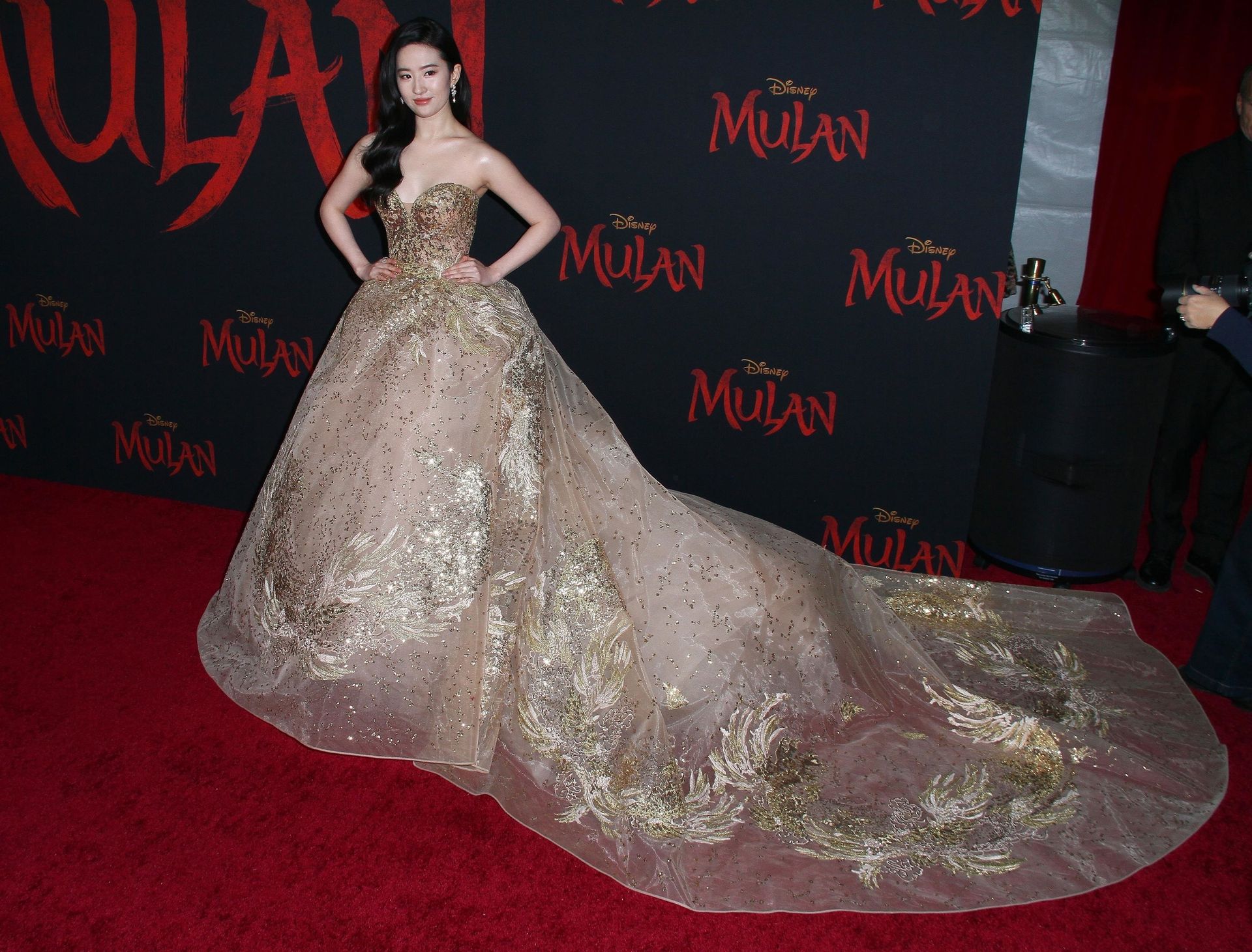Yifei Liu Shines at the Premiere of Mulan in Los Angeles (16 Photos)