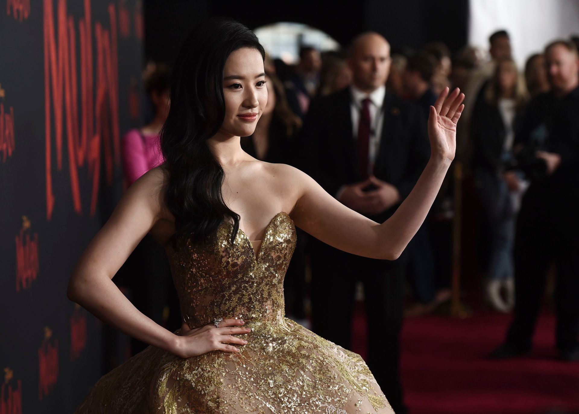 Yifei Liu Shines at the Premiere of Mulan in Los Angeles (16 Photos)