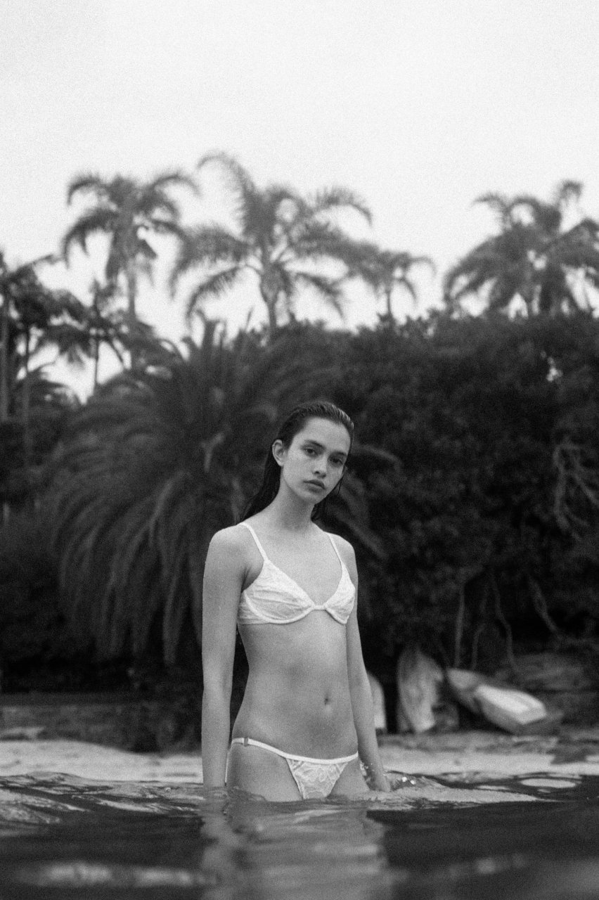 Zoe Barnard Nude & Sexy (19 Photos)
