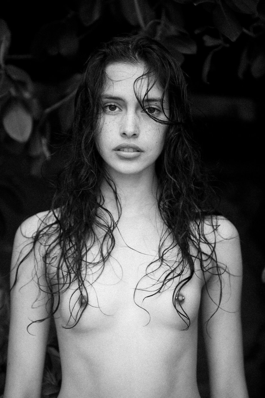 Zoe Barnard Nude & Sexy (19 Photos)