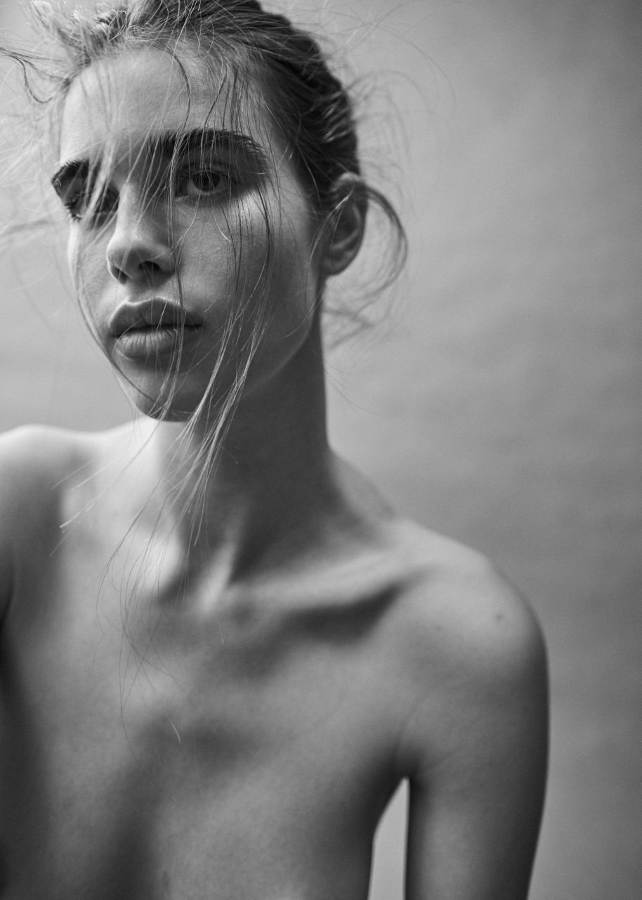 Zoi Mantzakanis Sexy & Topless (10 Photos)